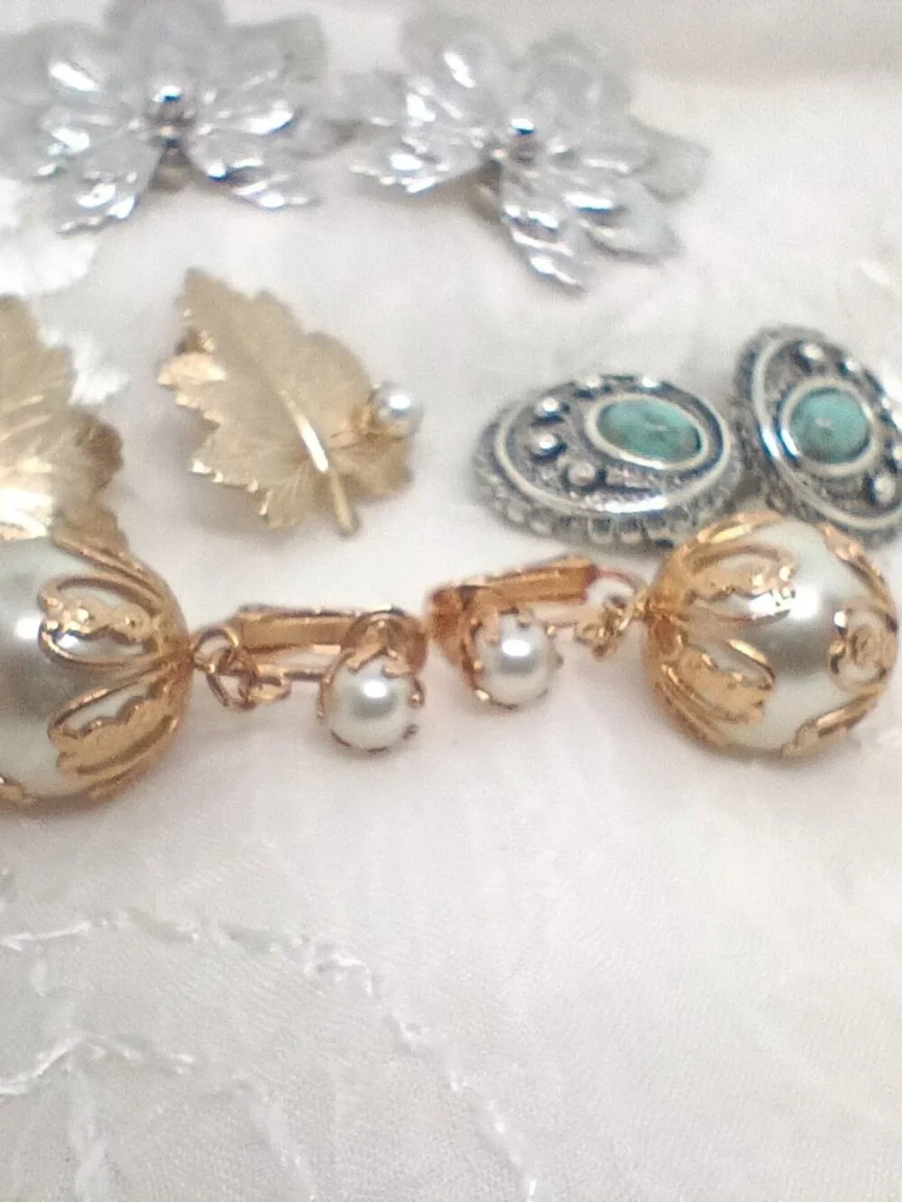 lot of Sarah Coventry Earrings Gold Tone Clip On's Whispering Leaf, Dangle Pearl - Picture 7 of 11